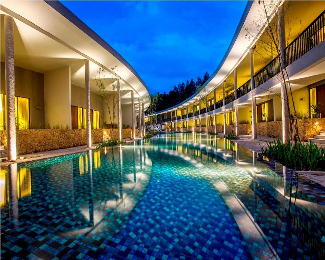 Hotel Neo+ Green Savana Sentul City Bogor Exterior foto