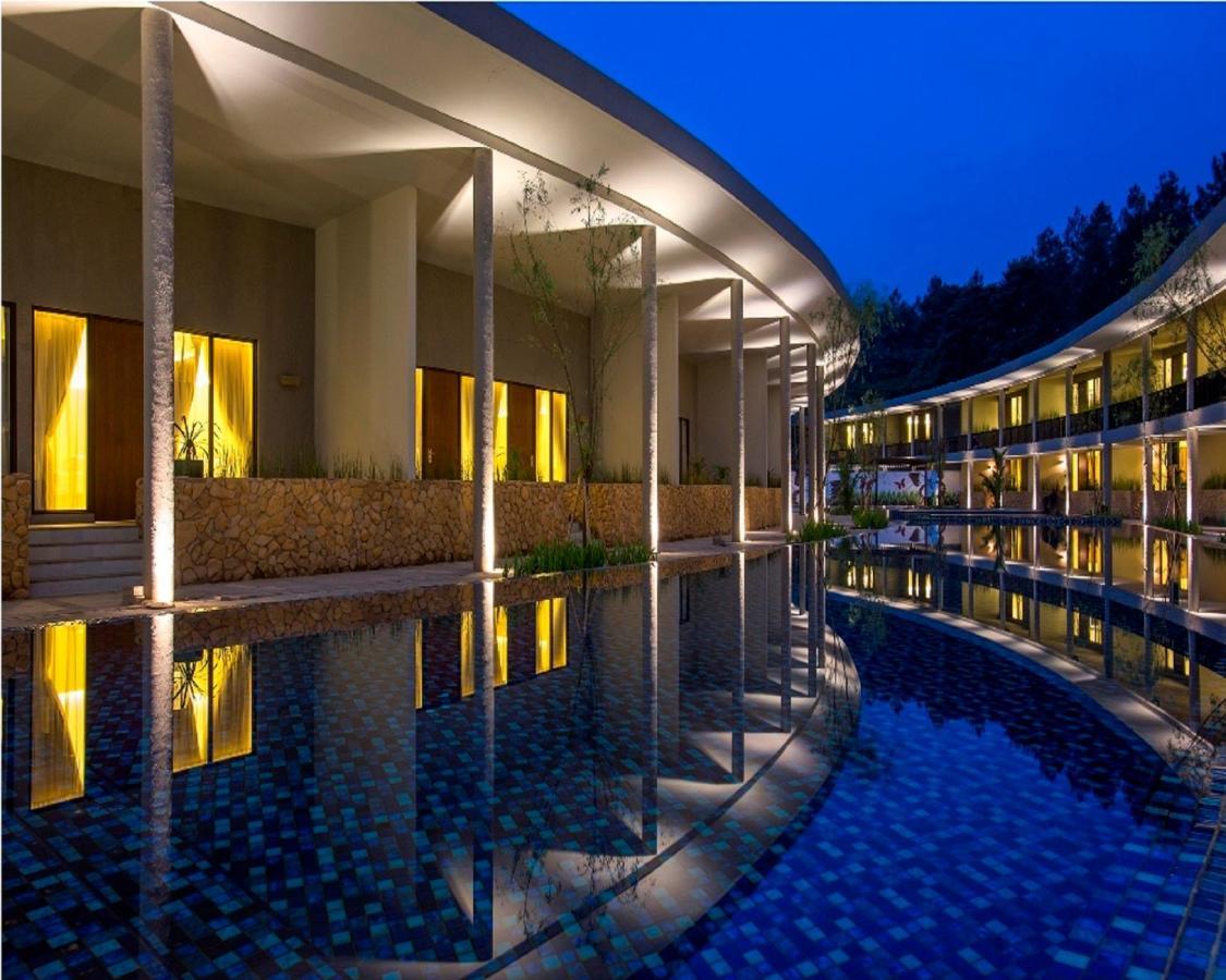 Hotel Neo+ Green Savana Sentul City Bogor Exterior foto