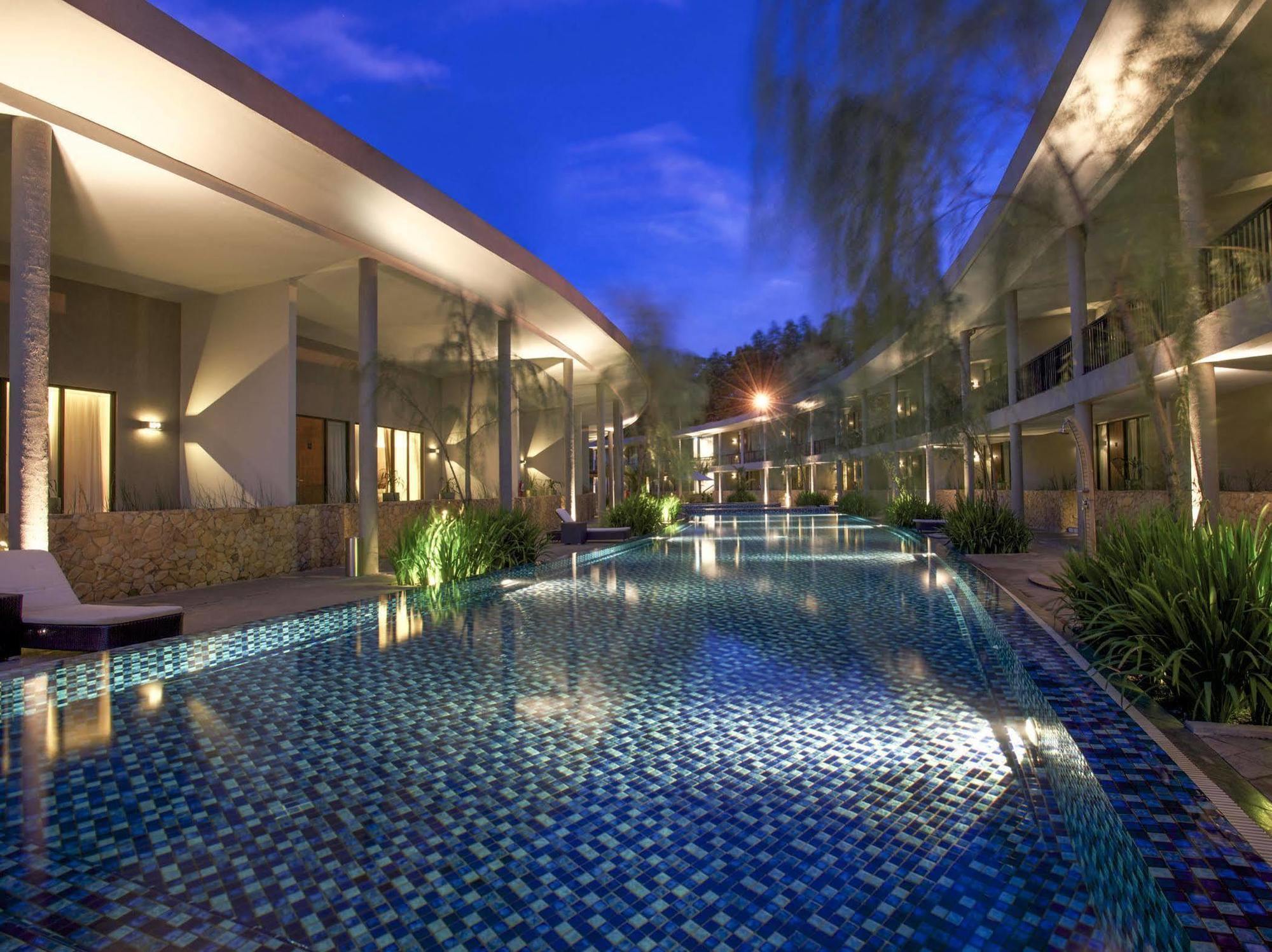 Hotel Neo+ Green Savana Sentul City Bogor Exterior foto