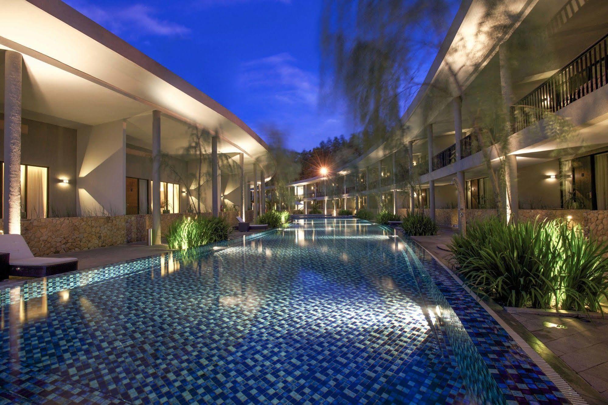 Hotel Neo+ Green Savana Sentul City Bogor Exterior foto
